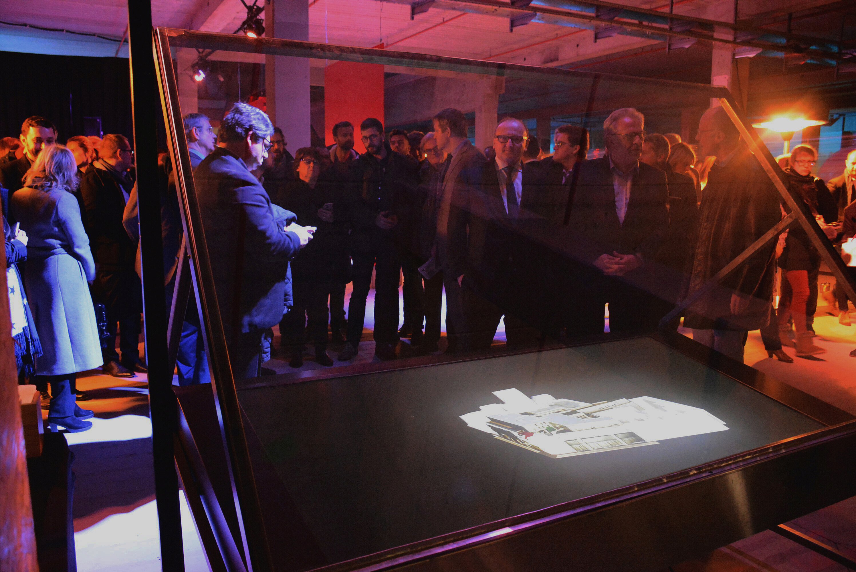 Martine Aubry in front of the hologram