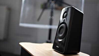 Pair your holographic fan with an external peripheral to enable deeper interaction between your hologram and the user.