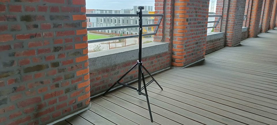 Stand for holographic fan: Telescopic tripod for holographic fan