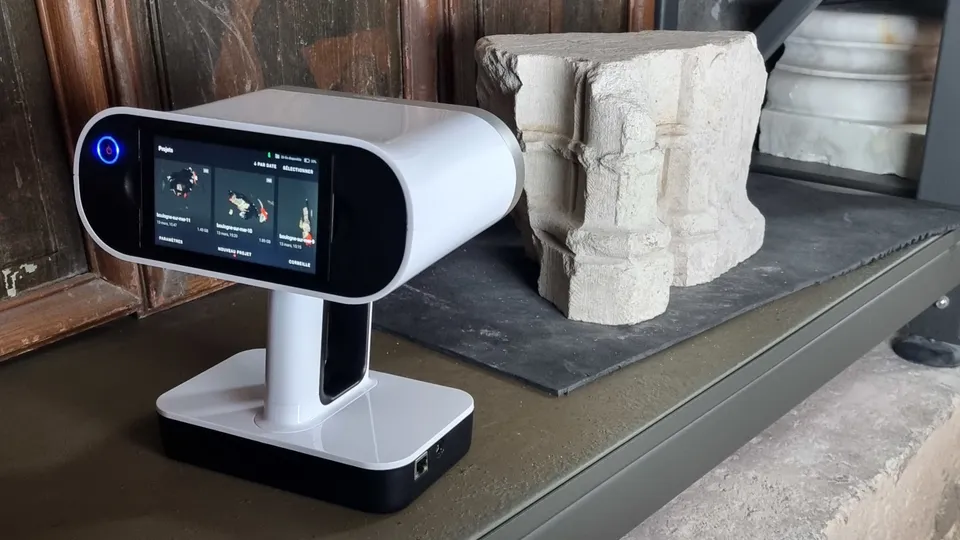Utilisation d'un Artec Leo, scanner portable à lumière structuré, pour la numérisation d'un fond lapidaire
