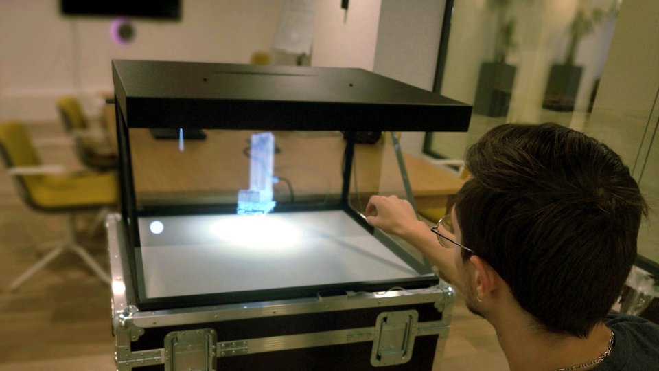 Dispositif hologramme controlé par tablette