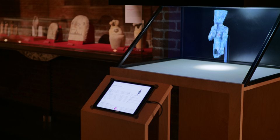 Une sculpture présenté en hologramme avec une tablette ou des informations sont disponible