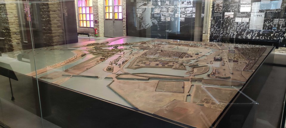Plan-relief de Calais au début du XXe siècle, exposé sous vitrine