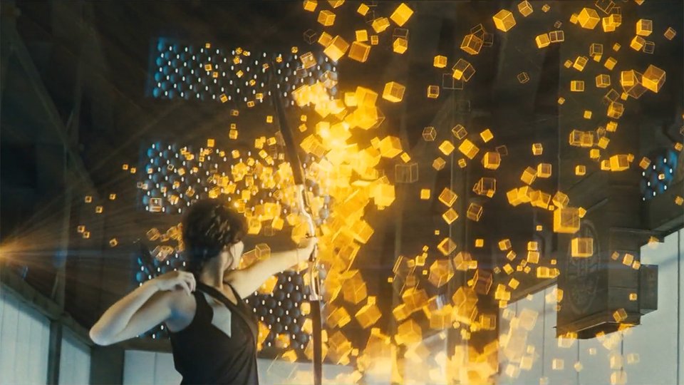 Katniss Everdeen, héroïne de Hunger Games, s'entraîne à tirer sur des hologrammes