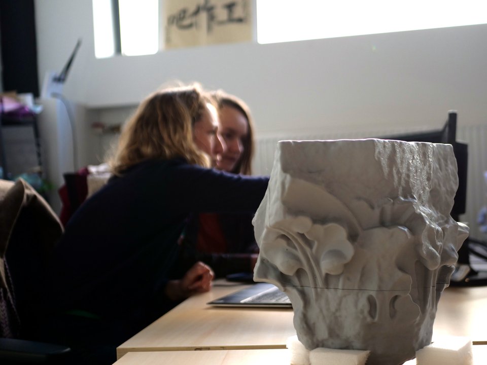 Preparation work for 3D models using a scale reproduction of a capital fragment