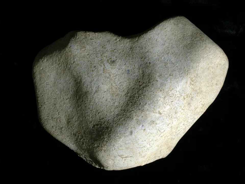 Photograph of the engraved pebble of Étiolles © Carole Fritz, Gilles Tosello