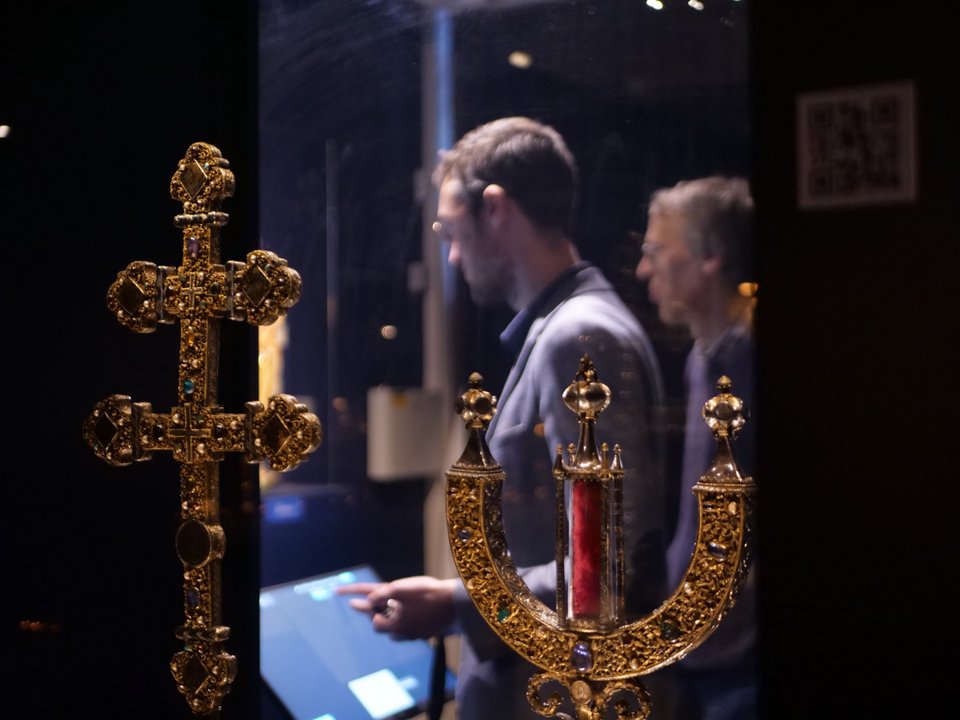 Pièces d'orfèvrerie médiévale exposées au musée TreM.a de Namur, avec le dispositif holographique en arrière-plan