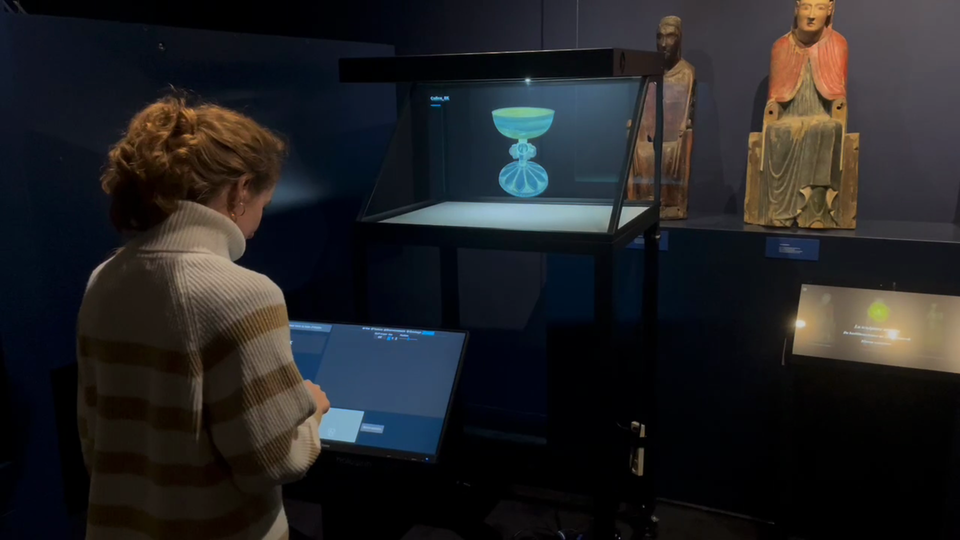 Visiteur interagissant avec la borne holographique au musée TreM.a de Namur