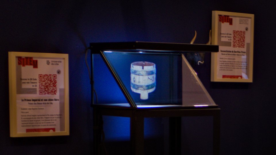 Un iris 22 sur sa stèle en metal affichant une maquette numérique
