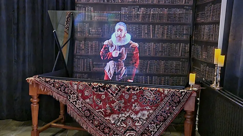 Un hologramme iris75 entièrement intégré dans une table en bois massif, réalisé par Holusion pour l'Observatoire Royal de Bruxelles