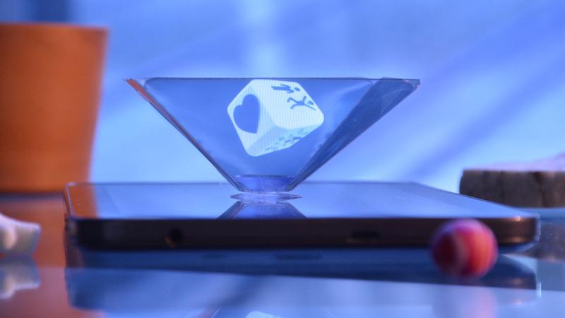 Pixel : Holographic pyramid for smartphones - holusion.com
