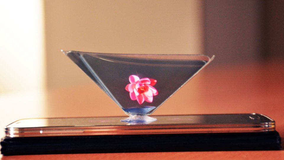 photo d'un goodie pour téléphone projetant un hologramme