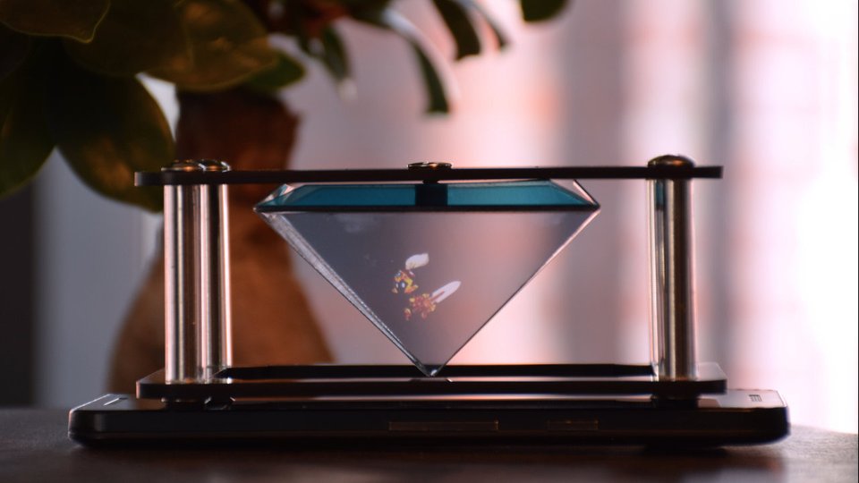 Pixel +: Pyramide holographique pour smartphones dans une structure en plastique noir