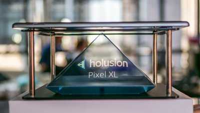 Le Pixel XL est une pyramide holographique spécialement conçue pour les écrans de <b>tablettes tactiles de 10 à 13"</b>. Ce gadget vous permet d'afficher des hologrammes visibles à 360° grâce à une illusion d'optique donnant l'impression qu'une image 3D lévite juste en dessous de votre tablette.