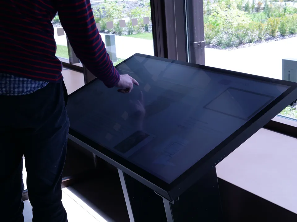 Tilted desk, 15 points capacitive touch, made by holusion