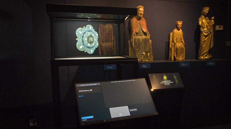 Interactive Iris 32 in the treasury room of Oignies