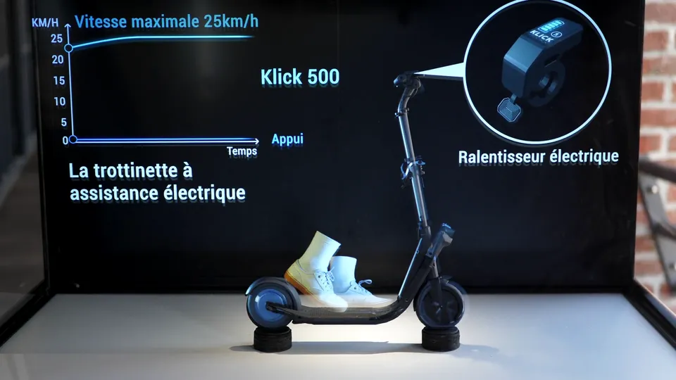 product presentation of a scooter. Mixed-reality projection of a hologram onto a 3D-printed model