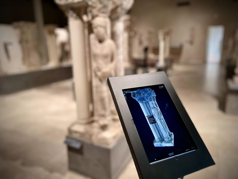 A touch tablet serving as a digital label for presenting a column statue in Châlons-en-Champagne