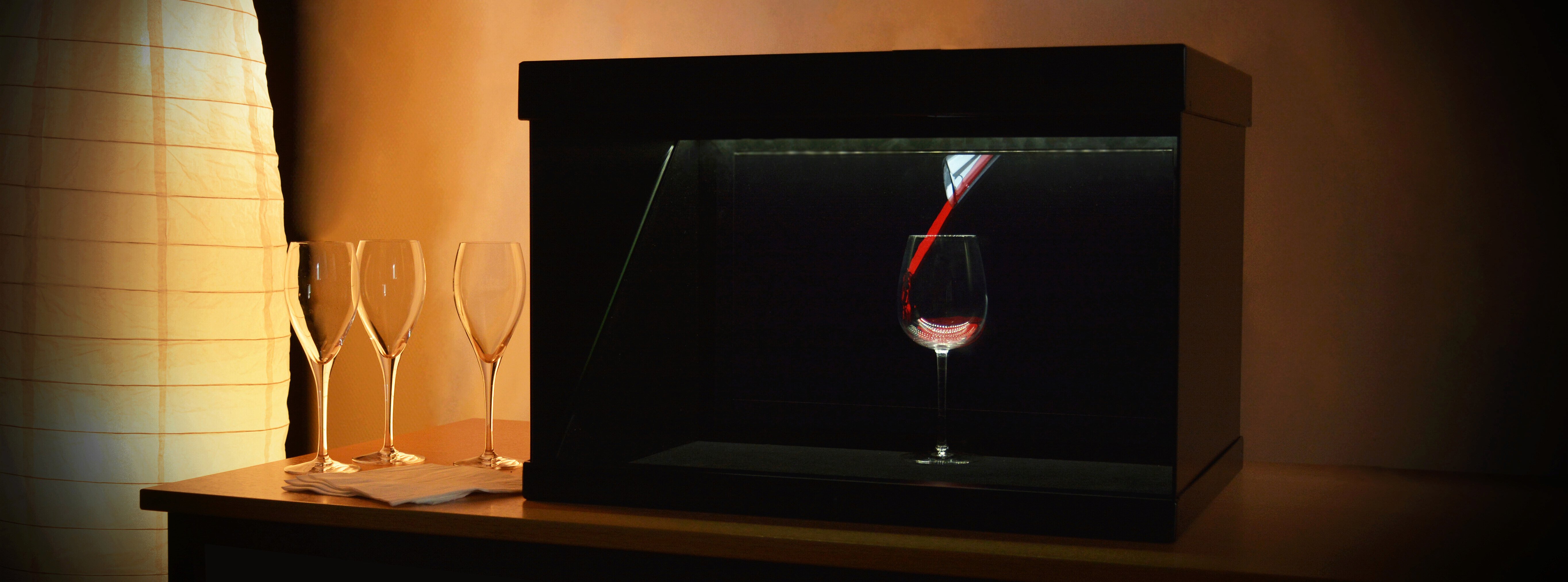 Le verre Krysta entourré d'un mapping holographique