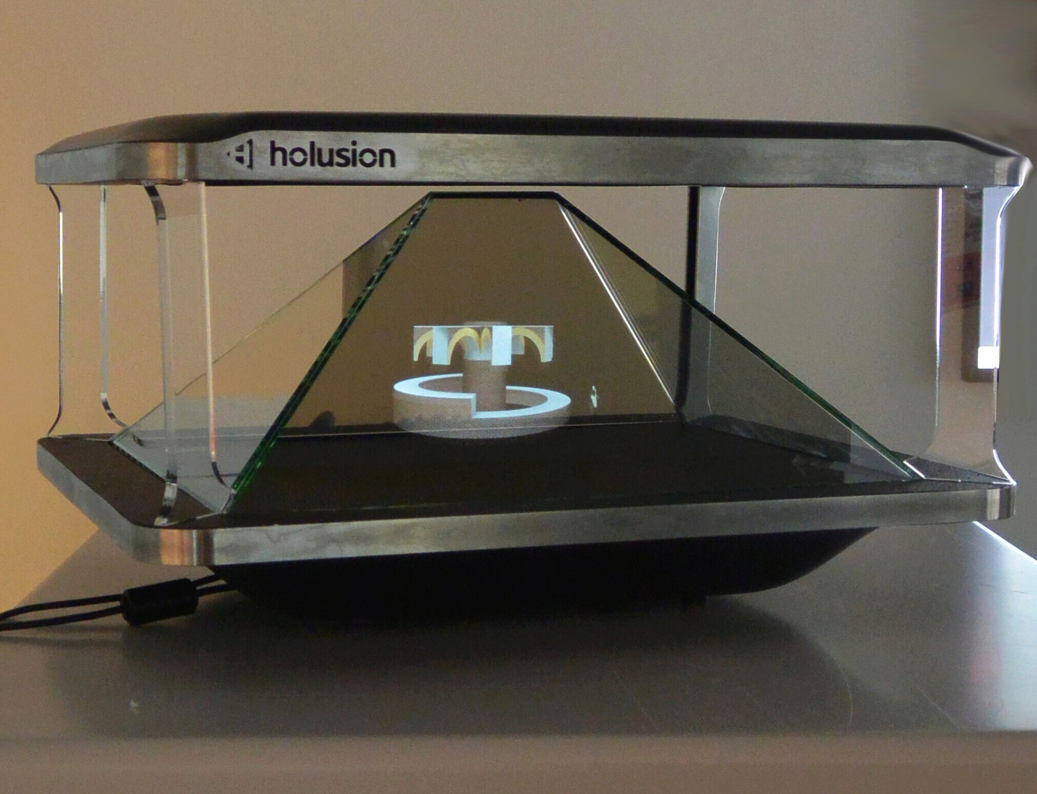 Objet archéologique en hologramme Holusion Prism