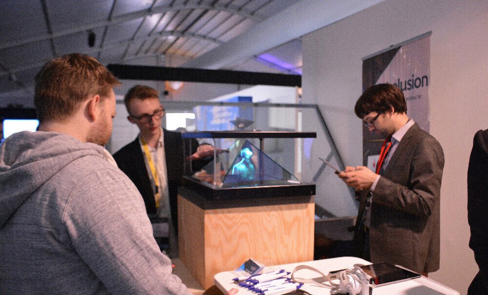 Présentation d'objet muséographique dans le projecteur d'hologrammes Prism au Laval Virtual 2017
